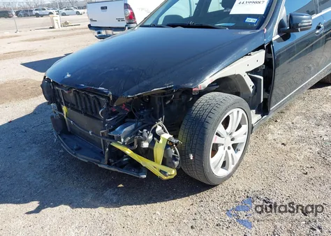 2010 Mercedes-Benz C 300 Luxury/Sport z USA, uszkodzony, nr VIN WDDGF5EB0AF470862